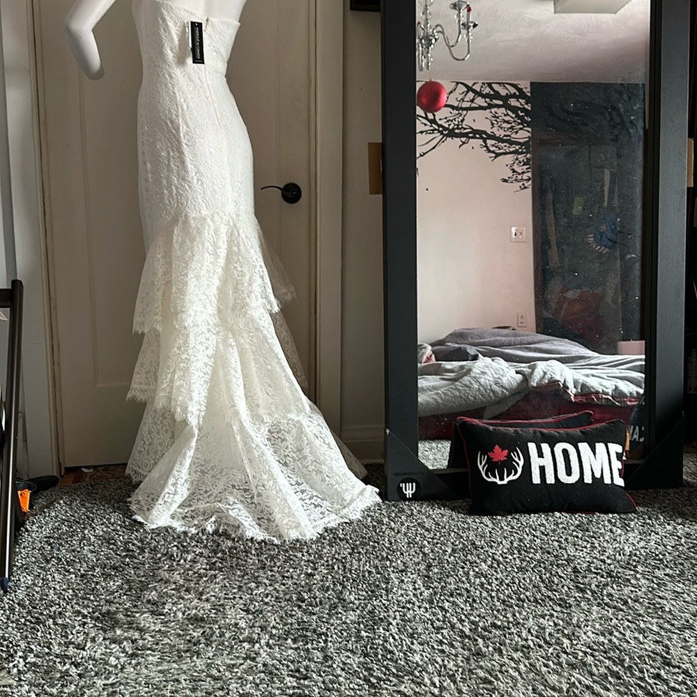 NEW Canada made Le Chateau wedding prom maxi dress gala Elegant White Lace Gown